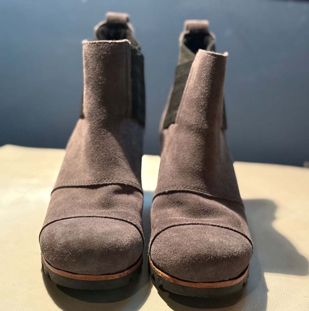 Sorel Addington Chelsea Boots Size 6.5 Gray Suede